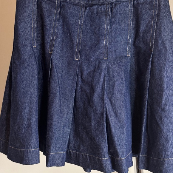 Aritzia Babaton perspective pleated denim skirt size 0
80% cotton 
20% Lyocell - Picture 3 of 8
